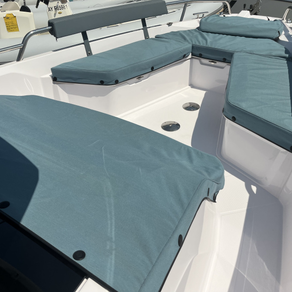 Cabine arrière Axopar 29 XC Cross Cabin, aménagement intérieur | Port deun Marine