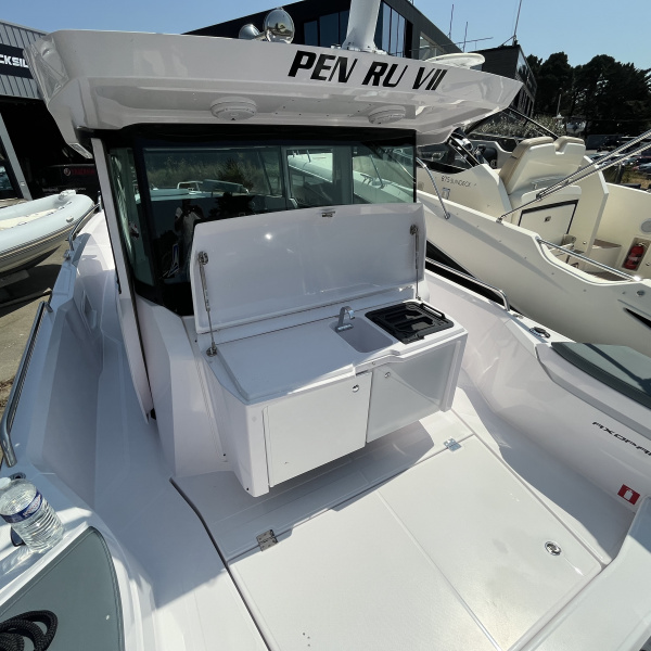 Poste de pilotage Axopar 29 XC avec double écran Garmin 8412xsv | Port deun Marine