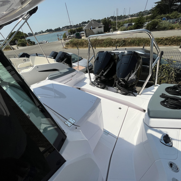 Vue latérale complète Axopar 29 XC Cross Cabin à quai | Port deun Marine
