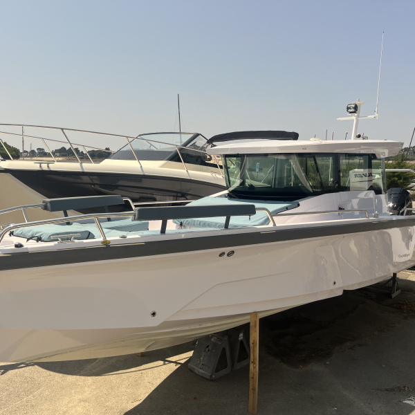 Axopar 29 XC Cross Cabin vue de face, motorisation 2x200cv Mercury | Port deun Marine
