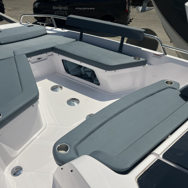 Cockpit Axopar 29 XC avec finition WetBar bloc cuisine | Port deun Marine