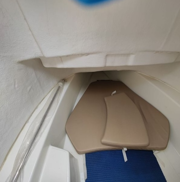 Carré avant avec table du Jeanneau Cap Camarat 6.5 CC | Port Deun Marine