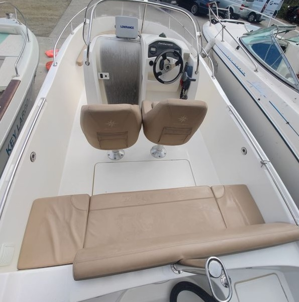 Console centrale du Cap Camarat 6.5 CC avec combiné GPS/sondeur Lowrance HDS 8 | Port Deun Marine
