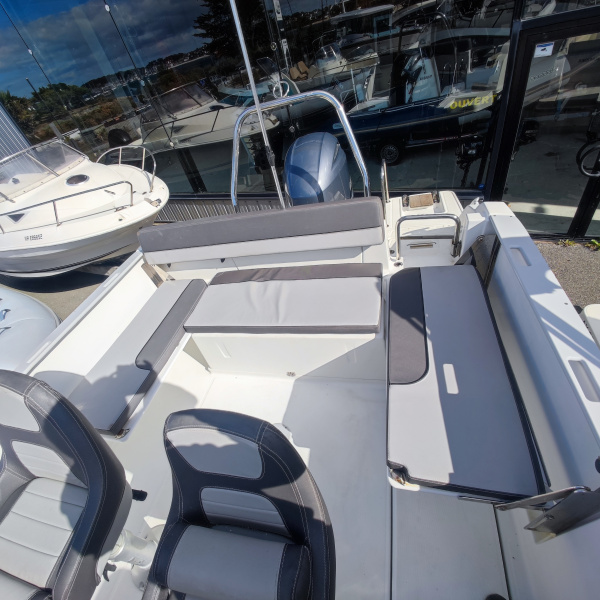 Cockpit du Cap Camarat 6.5 WA avec table, banquettes latérales et coussins | Port Deun Marine
