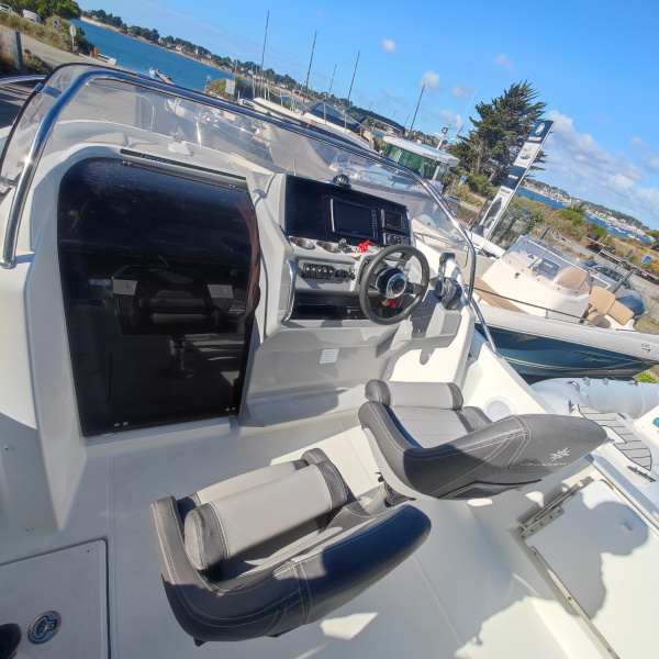 Bain de soleil avant et coussins du Jeanneau Cap Camarat 6.5 WA d'occasion | Port Deun Marine
