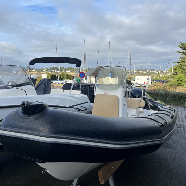 Vue latérale du Bombard 650 Sunrider 2021 équipé d’un moteur Mercury F115 | Port Deun Marine