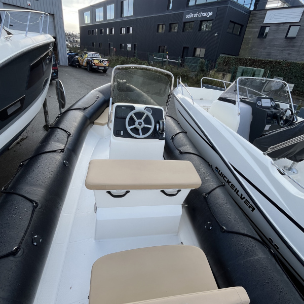 Vue arrière du Bombard 650 Sunrider avec son moteur Mercury F115 4 temps | Port Deun Marine