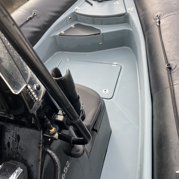 Vue latérale du Zodiac Pro 750 équipé d’un moteur Mercury 250 PRO à vendre | Port Deun Marine