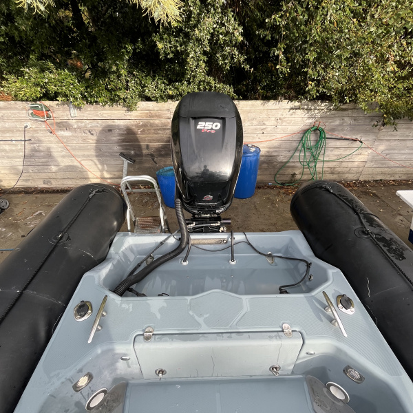 Cockpit du Zodiac Pro 750 montrant les équipements Humminbird Helix 10SI et pack Fusion | Port Deun Marine