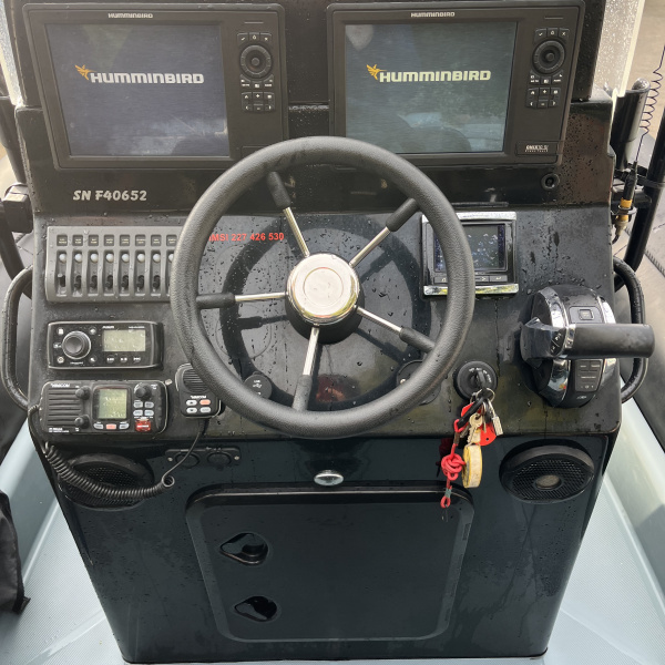 Semi-rigide Zodiac Pro 750 à quai, prêt pour la pêche et la balade en mer | Port Deun Marine