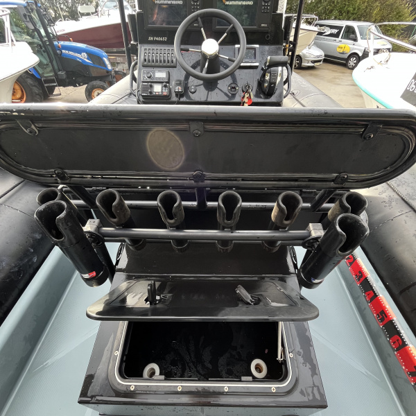 Détail du vivier intégré sur le Zodiac Pro 750, parfait pour les sorties pêche | Port Deun Marine