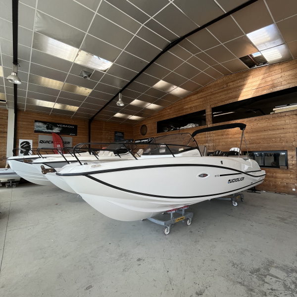 Quicksilver 675 Sundeck neuf 2026 vue de profil en showroom | Port Deun Marine