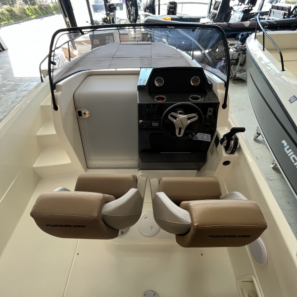 Poste de pilotage Quicksilver 675 Sundeck avec GPS traceur et combiné sonde GT24 | Port Deun Marine