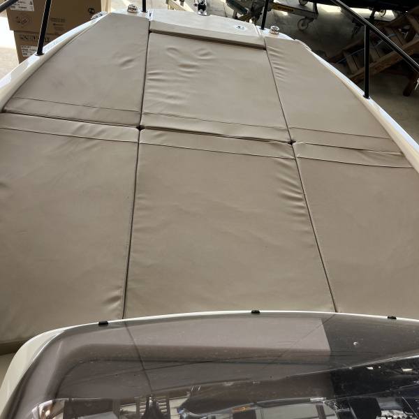 Cockpit du Quicksilver 675 Sundeck Edition Smart avec table et sièges bolster | Port Deun Marine