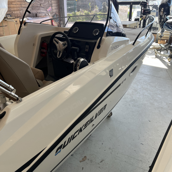 Vue arrière du Quicksilver 675 Sundeck avec douchette cockpit et mât de ski | Port Deun Marine