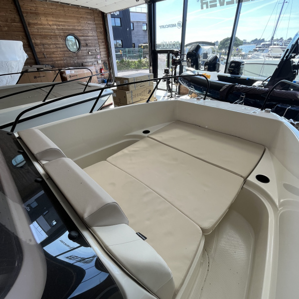 Vue arrière du Quicksilver 705 Open avec stéréo Fusion et haut-parleurs | Port Deun Marine