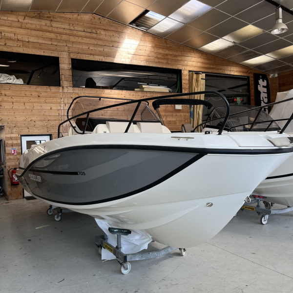 Cockpit du Quicksilver 705 Open avec sièges et douchette de cockpit | Port Deun Marine