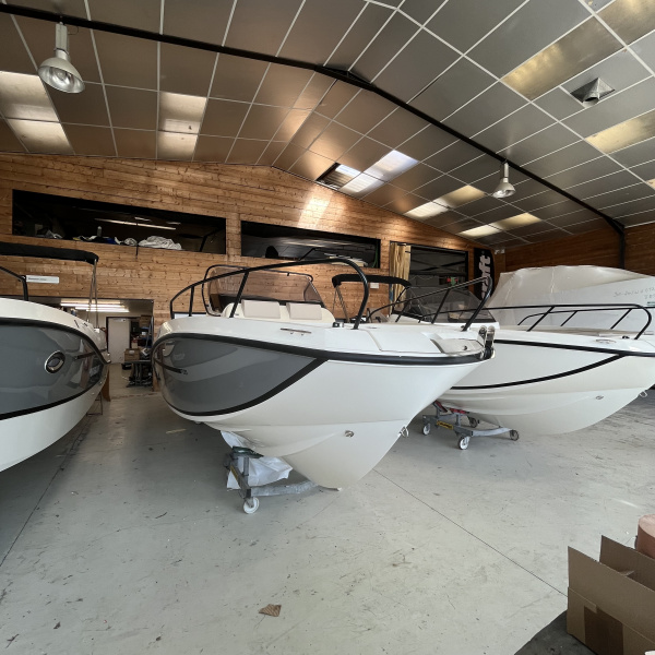 Quicksilver 705 Open neuf 2026 vue de profil en showroom | Port Deun Marine