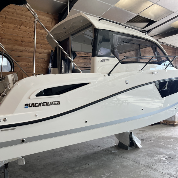 Quicksilver 805 Weekend neuf 2026, 7,76 m avec moteur Mercury 200cv V6, direction hydraulique et édition SMART complète. Disponible immédiatement. | Port Deun Marine