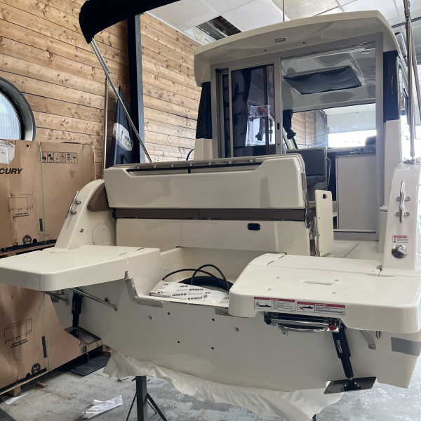 Bateau rigide neuf Quicksilver 805 Weekend, armement côtier, 0 heure, livrable de suite. Équipement SMART haut de gamme à bord. 98 450 €. | Port Deun Marine