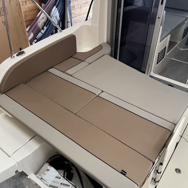 Profitez du Quicksilver 805 Weekend neuf en édition SMART : réfrigérateur, guindeau électrique, flaps électriques, réchaud gaz et bien plus. | Port Deun Marine