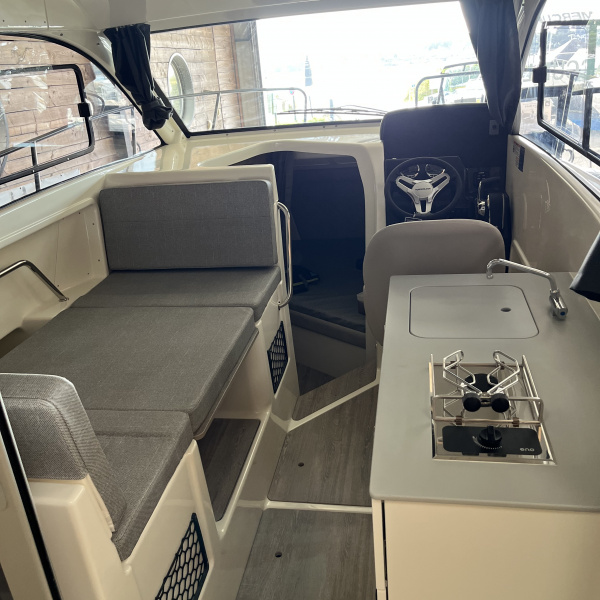 Découvrez le Quicksilver 805 Weekend neuf : 2,85 m de large, édition SMART avec toit ouvrant coulissant, extension de banquette arrière et éclairage cockpit. | Port Deun Marine