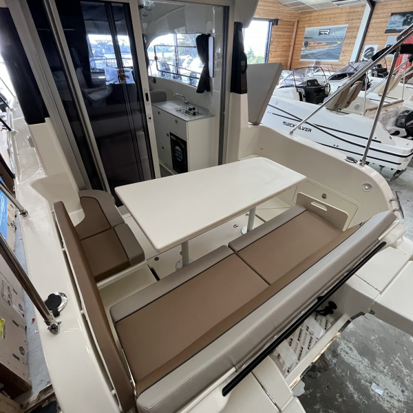 Profitez du Quicksilver 805 Weekend 2026 avec ses bains de soleil avant et arrière, table de cockpit et banquette rabattable. Un bateau pensé pour le plaisir. | Port Deun Marine