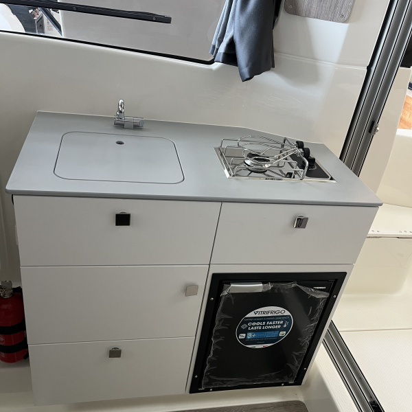 Quicksilver 805 Weekend édition SMART embarque WC fermé avec lavabo, réfrigérateur et réchaud gaz pour des sorties longues en tout confort. | Port Deun Marine