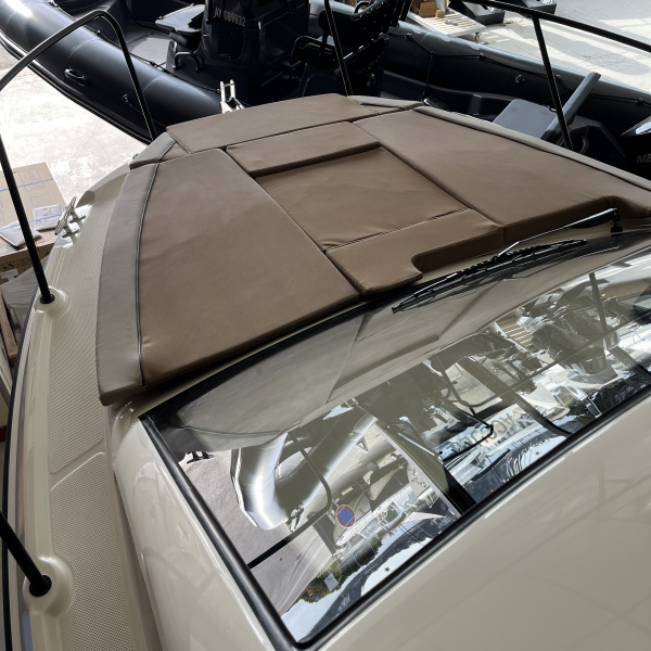 Quicksilver 805 Weekend neuf au prix de 98 450 €, édition SMART, moteur Mercury 200cv V6, armement côtier. Contactez-nous pour plus d'informations. | Port Deun Marine