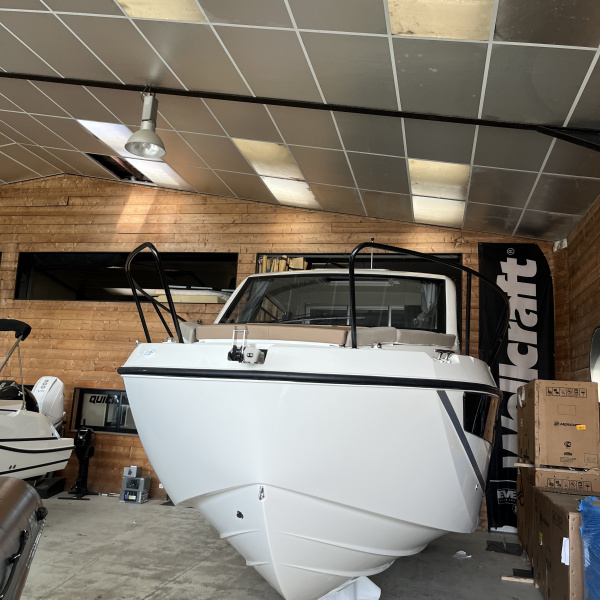 Quicksilver 805 Weekend édition SMART dispose de réchaud gaz, réfrigérateur et éclairage cockpit pour des sorties conviviales en mer. | Port Deun Marine