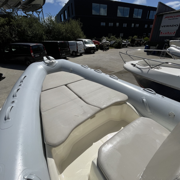Mât de ski et bain de soleil arrière Bombard Sunrider 750 – vue cockpit | Rioux Nautique