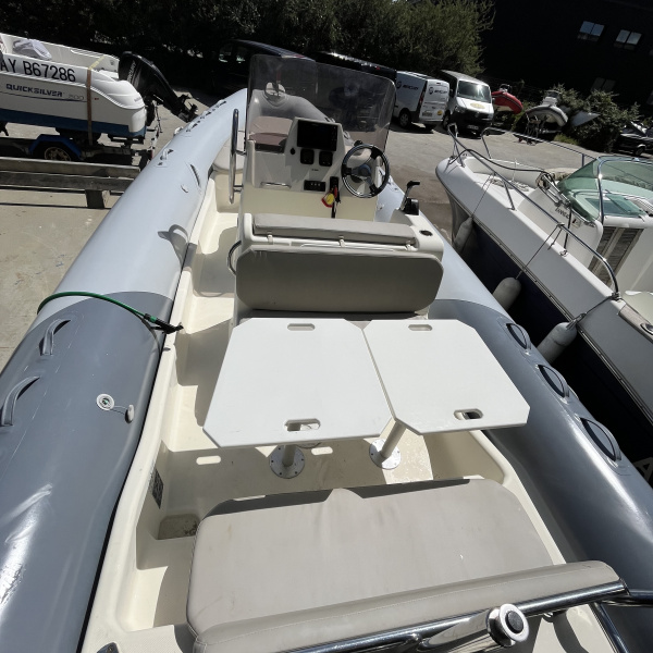 Cockpit Bombard Sunrider 750 avec table arrière et bain de soleil | Rioux Nautique