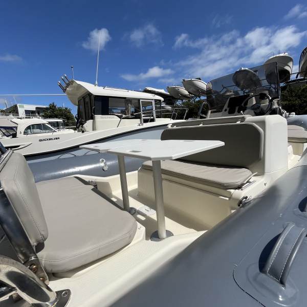Guindeau électrique à bord du Bombard Sunrider 750 occasion | Rioux Nautique