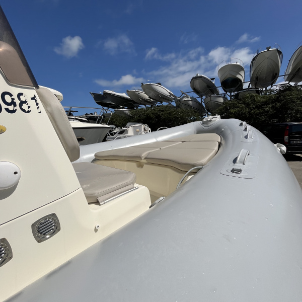Console de barre Bombard Sunrider 750 – GPS Simrad et commandes | Rioux Nautique