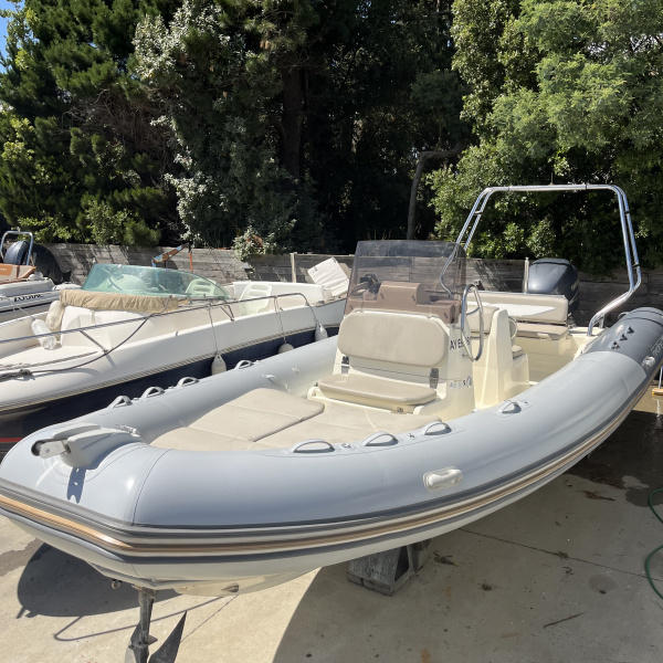 Bombard Sunrider 750 2010 + Yamaha F250 vue de trois quarts – semi-rigide occasion | Rioux Nautique