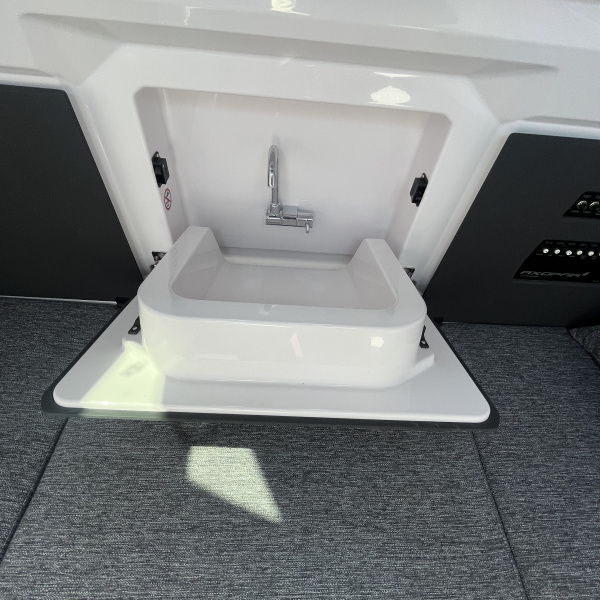 Frigo intégré sous assise pilote Axopar 29 XC | Port deun Marine