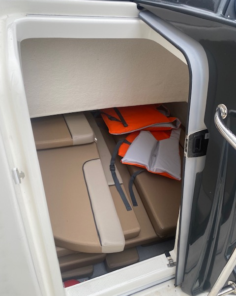 Équipements de confort du Quicksilver 755 Open avec douchette de cockpit et échelle de bain | Port Deun Marine