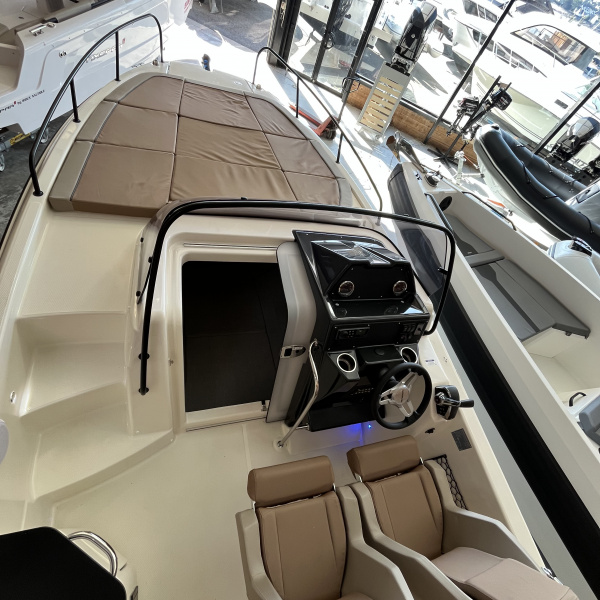 Quicksilver | 755 SUNDECK | cockpit | Merucry 225cv | Port Deun Marine