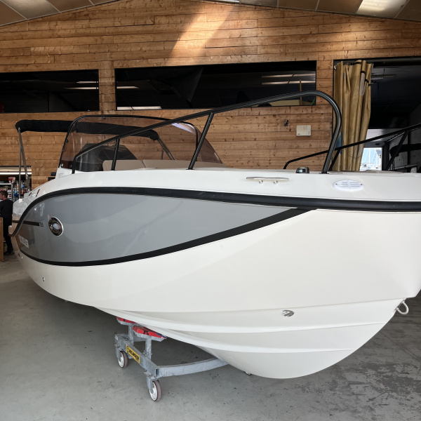 Vue exterieur du Quicksilver 755 Sundeck 40 eme anniversaire | Port Deun Marine