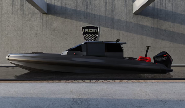 IRON 907 Coupe toit rétractable en navigation | Port Deun Marine