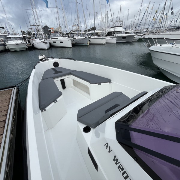 IRON BOAT 827 équipé Mercury V8, commande électrique DTS et équipements premium pour la navigation | Port Deun Marine