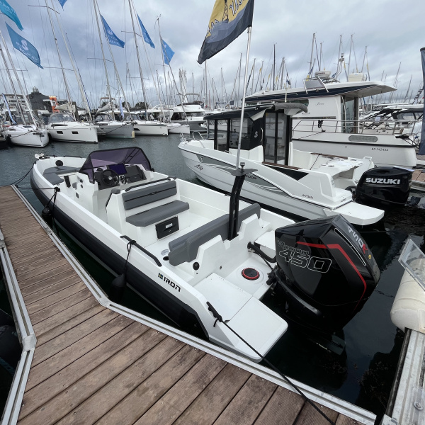 Bateau IRON BOAT 827 coque blanche avec armement côtier, mât de ski, échelle de bain et pompe de cale automatique | Port Deun Marine