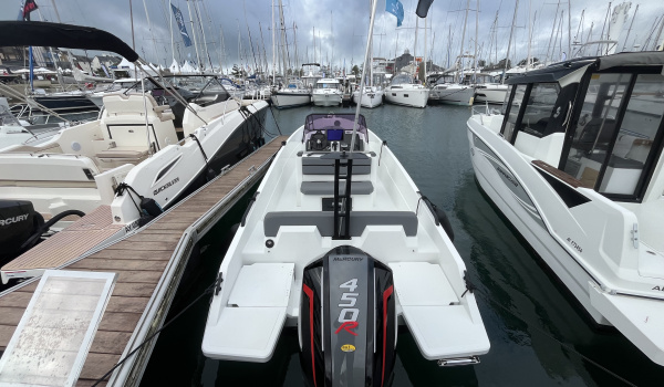 IRON BOAT 827 coque blanche équipé d’un moteur Mercury V8 DTS, GPS SIMRAD 12’, WC chimique et guindeau électrique | Port Deun Marine