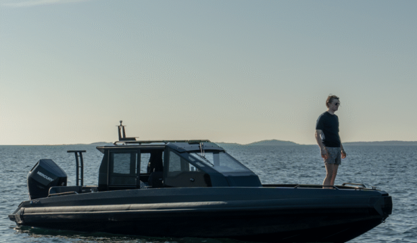 Cabine fermée de l'IRON 907 Coupe | Port Deun Marine