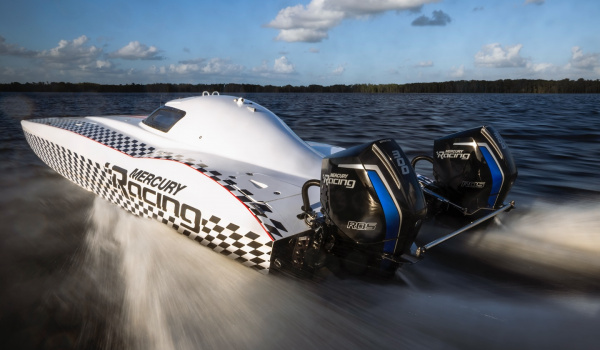 Vue arrière d’un Mercury Racing 300 ROS en navigation | Port Deun Marine