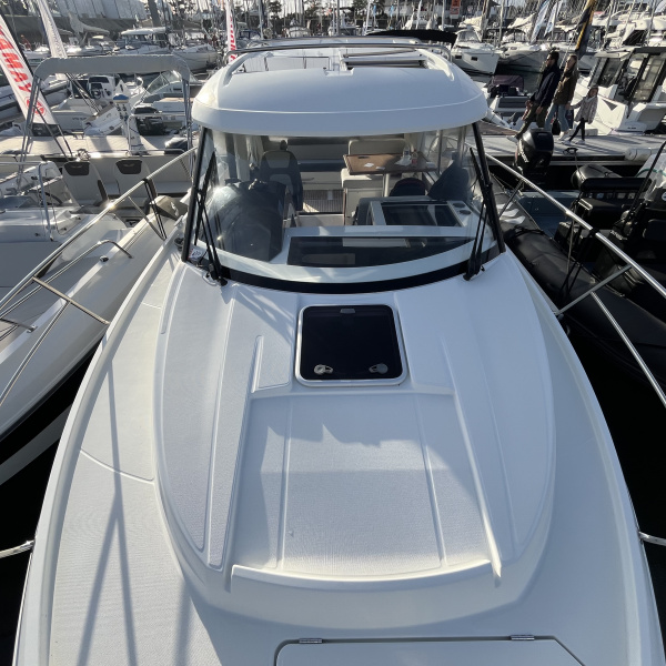 Jeanneau Merry Fisher 895 avec flaps électriques, propulseur d’étrave et électronique Garmin complet | Port Deun Marine