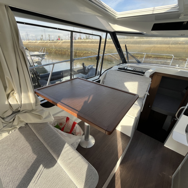 Merry Fisher 895 avec pack électronique Garmin, flaps électriques et propulseur d’étrave | Port Deun Marine