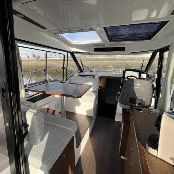 Merry Fisher 895 Jeanneau de 2023, motorisation double Mercury 200 cv, état proche du neuf | Port Deun Marine