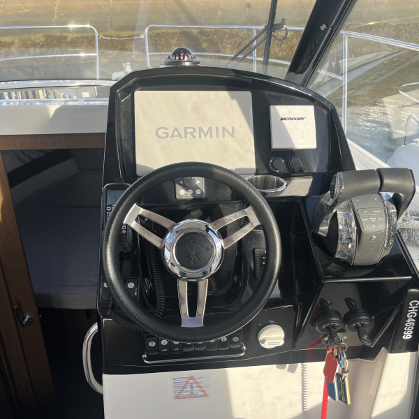 Merry Fisher 895, longueur 8,90 m, cabine double, carré convertible et bain de soleil avant | Port Deun Marine