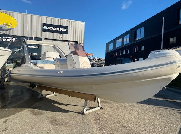 Pont avant Nuova Jolly Prince 23 avec bain de soleil et table | Port deun marine